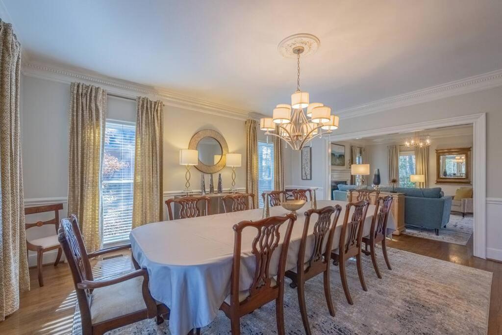 Riverfront Retreat: Luxury Family With Entertainment Galore Villa Athens