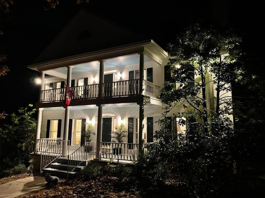 Riverfront Retreat: Luxury Family With Entertainment Galore *