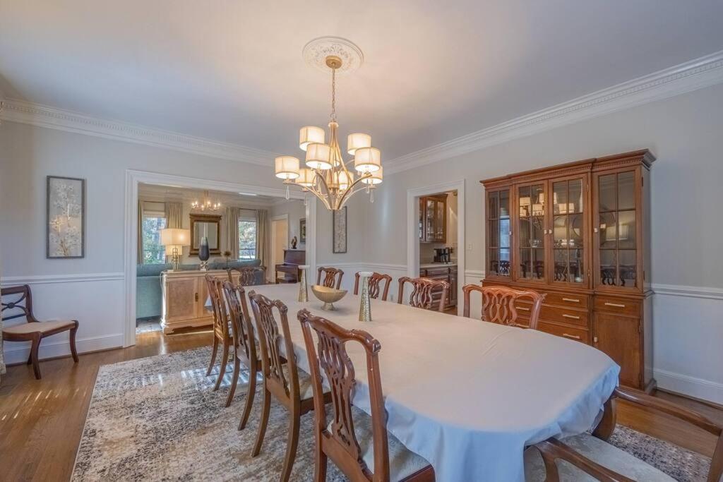 Riverfront Retreat: Luxury Family With Entertainment Galore Villa *