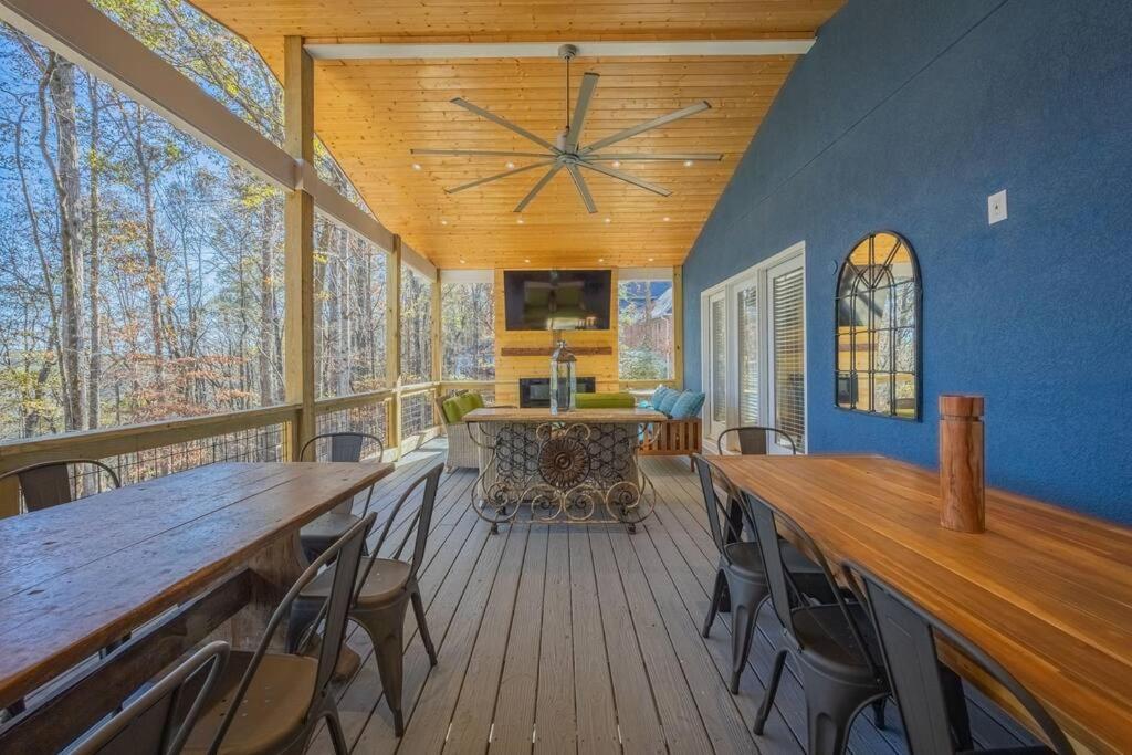 Villa Riverfront Retreat: Luxury Family With Entertainment Galore *