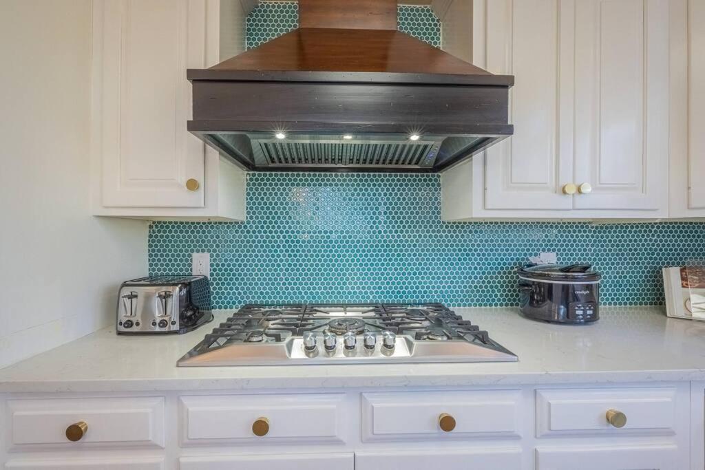 Villa Riverfront Retreat: Luxury Family With Entertainment Galore *