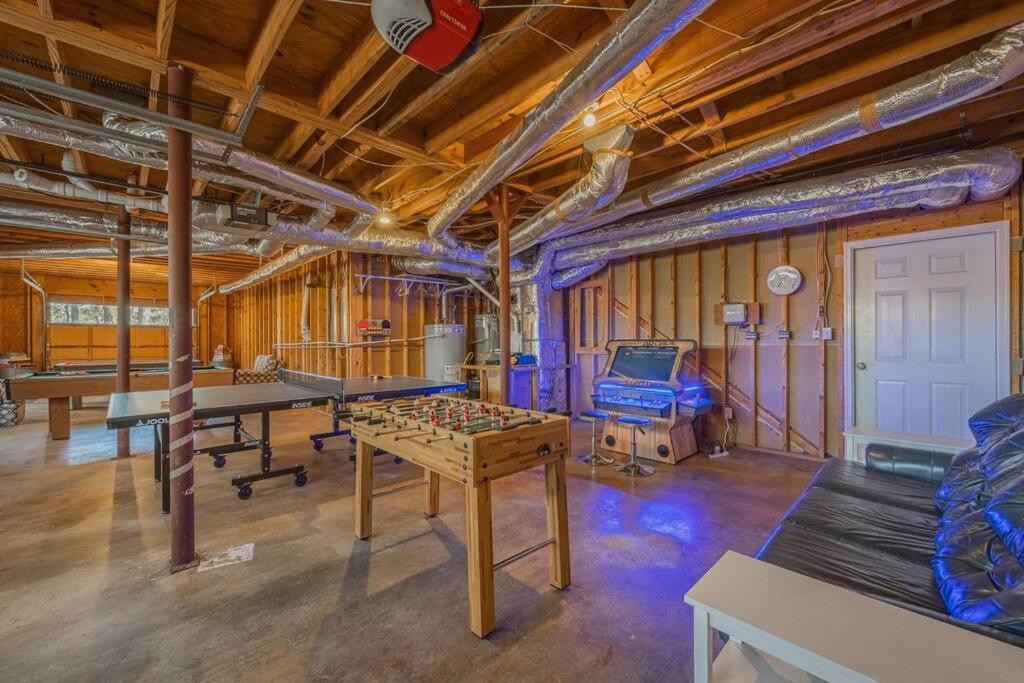 Riverfront Retreat: Luxury Family With Entertainment Galore *