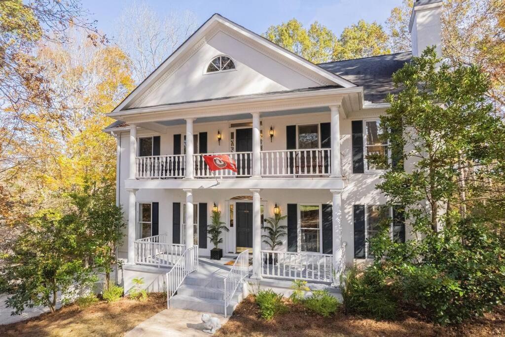 Villa Riverfront Retreat: Luxury Family With Entertainment Galore Athens