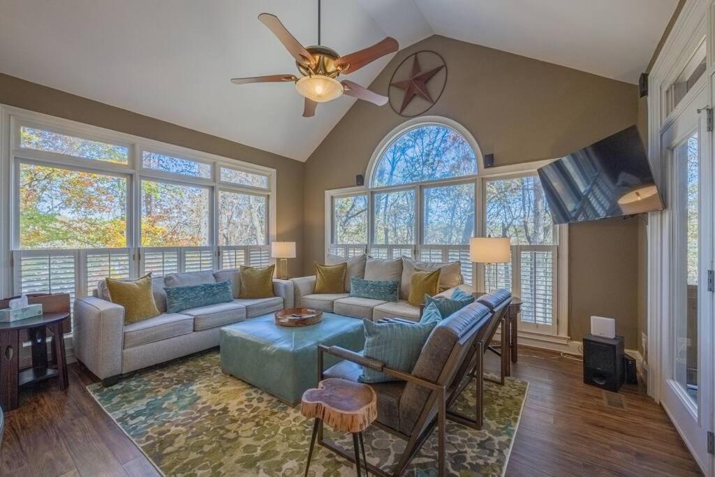 Villa Riverfront Retreat: Luxury Family With Entertainment Galore