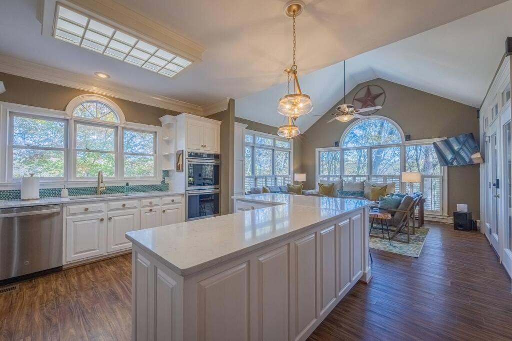Riverfront Retreat: Luxury Family With Entertainment Galore Athens