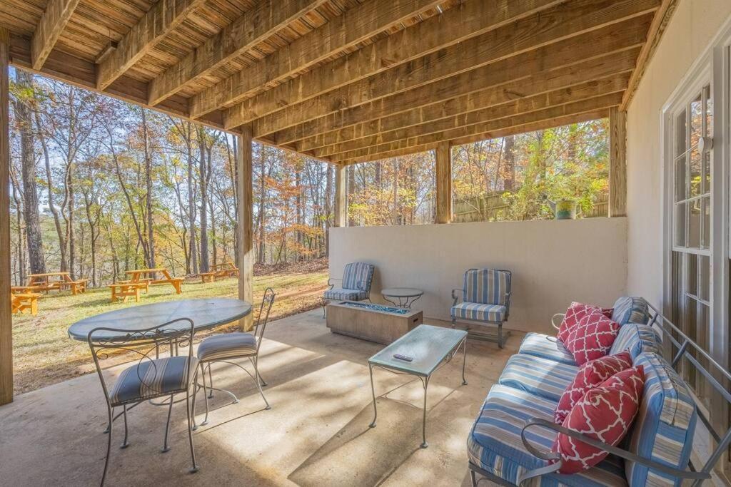 Riverfront Retreat: Luxury Family With Entertainment Galore Villa