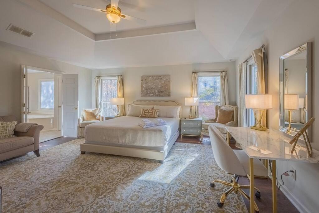 Riverfront Retreat: Luxury Family With Entertainment Galore