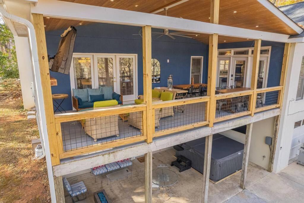 Villa Riverfront Retreat: Luxury Family With Entertainment Galore
