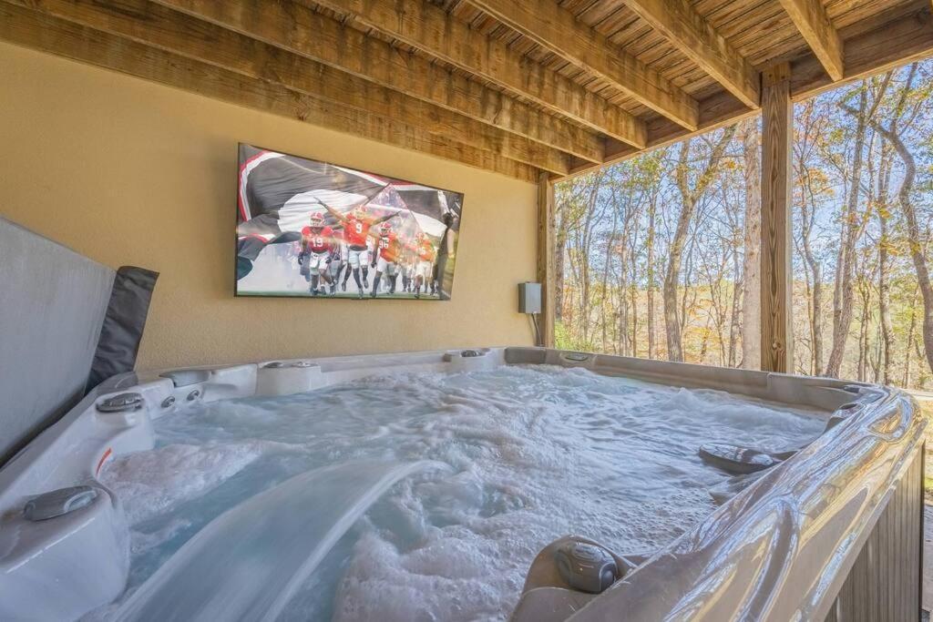 Riverfront Retreat: Luxury Family With Entertainment Galore *