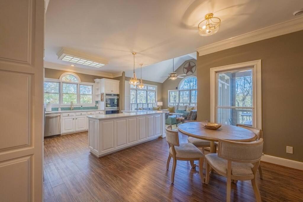 Riverfront Retreat: Luxury Family With Entertainment Galore