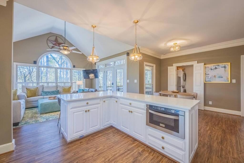Villa Riverfront Retreat: Luxury Family With Entertainment Galore