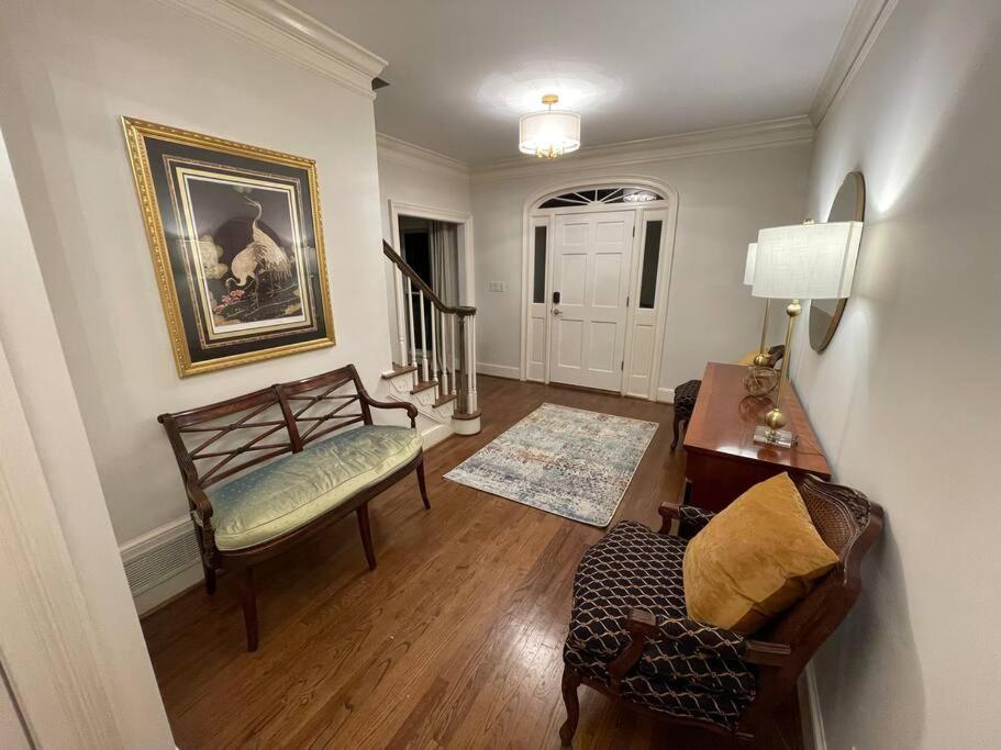 Riverfront Retreat: Luxury Family With Entertainment Galore Villa Athens