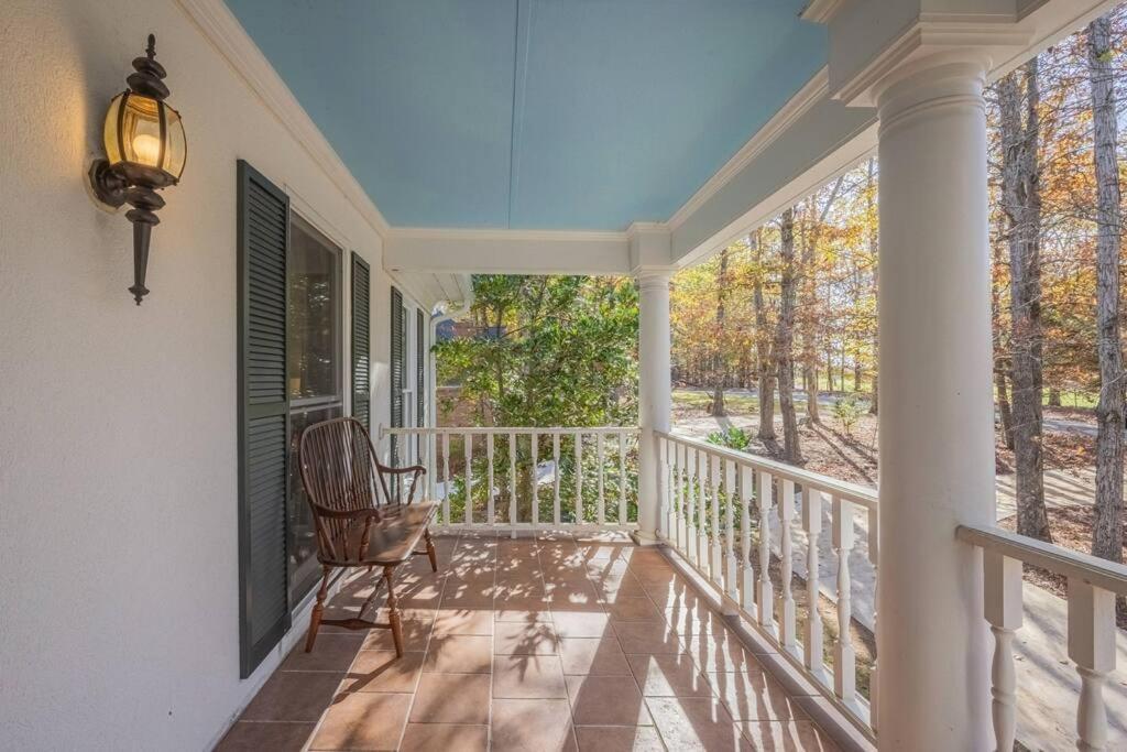 Riverfront Retreat: Luxury Family With Entertainment Galore Villa