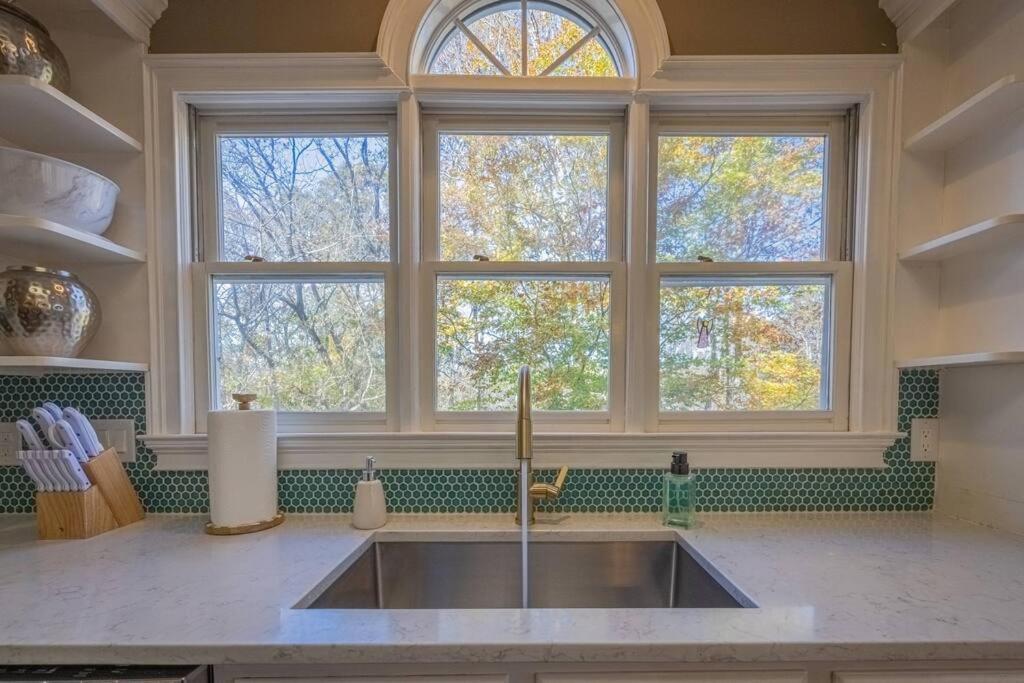 Riverfront Retreat: Luxury Family With Entertainment Galore Villa *