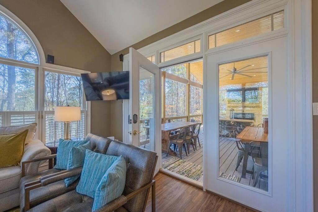 Riverfront Retreat: Luxury Family With Entertainment Galore * Athens