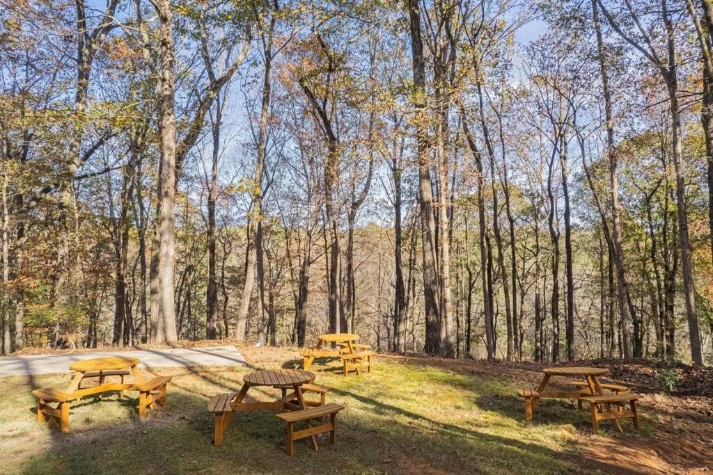 Villa Riverfront Retreat: Luxury Family With Entertainment Galore