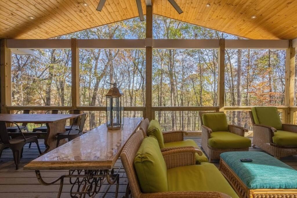 Riverfront Retreat: Luxury Family With Entertainment Galore Athens
