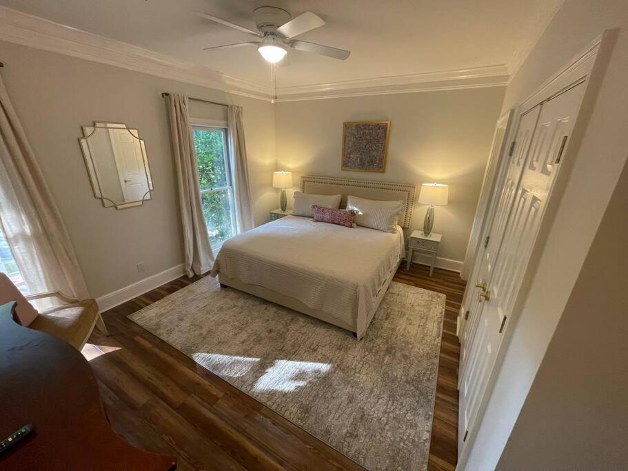 Riverfront Retreat: Luxury Family With Entertainment Galore Villa *