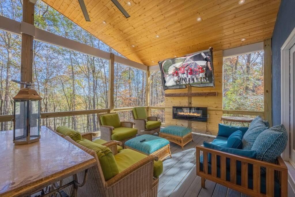 Villa Riverfront Retreat: Luxury Family With Entertainment Galore