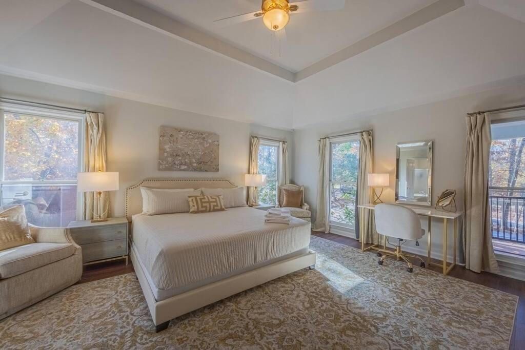 Riverfront Retreat: Luxury Family With Entertainment Galore Villa Athens
