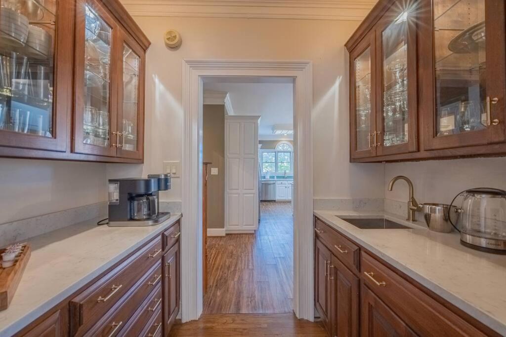 Riverfront Retreat: Luxury Family With Entertainment Galore