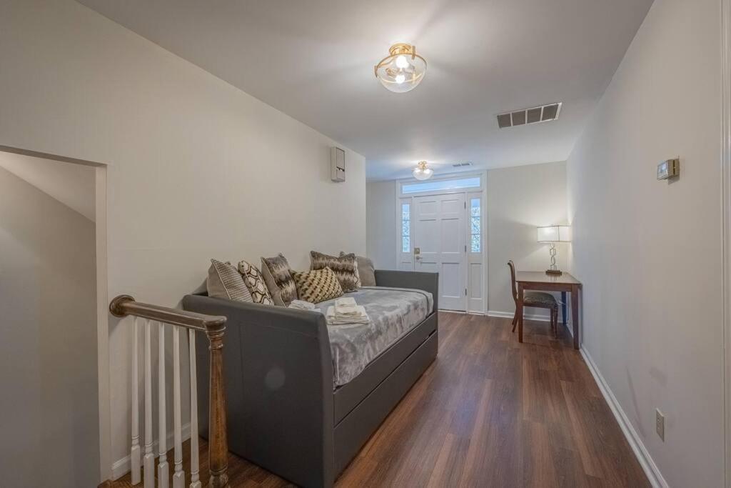Villa Riverfront Retreat: Luxury Family With Entertainment Galore Athens