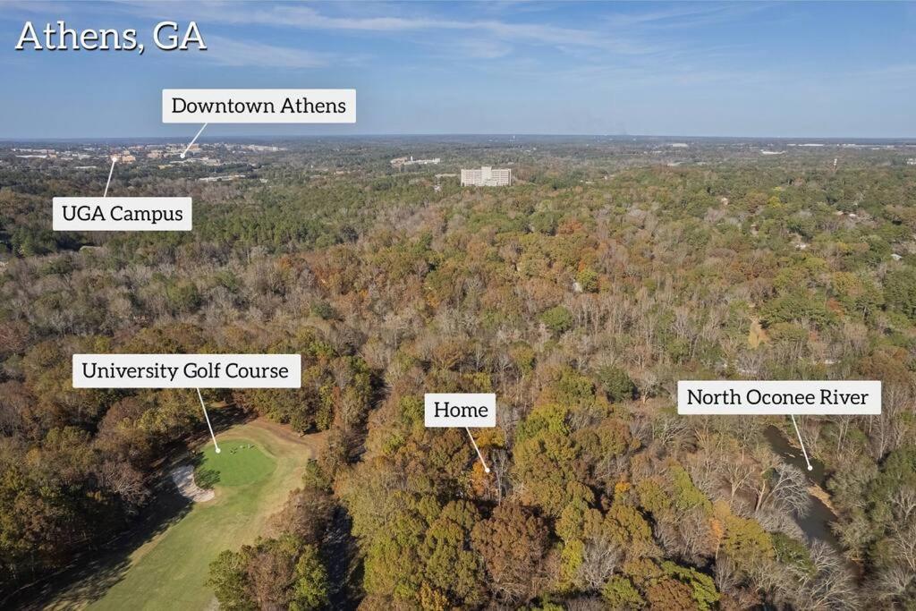 Villa Riverfront Retreat: Luxury Family With Entertainment Galore