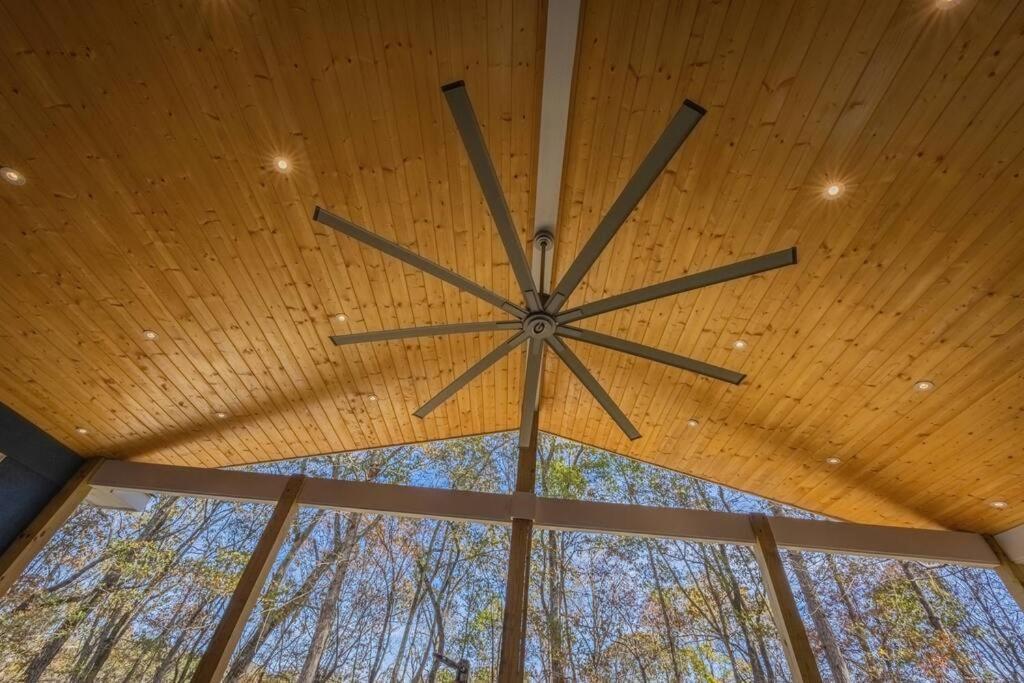 Riverfront Retreat: Luxury Family With Entertainment Galore Athens
