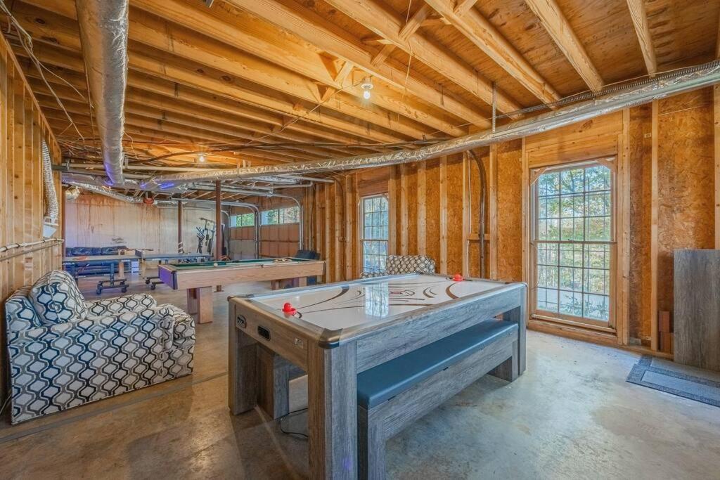 Riverfront Retreat: Luxury Family With Entertainment Galore