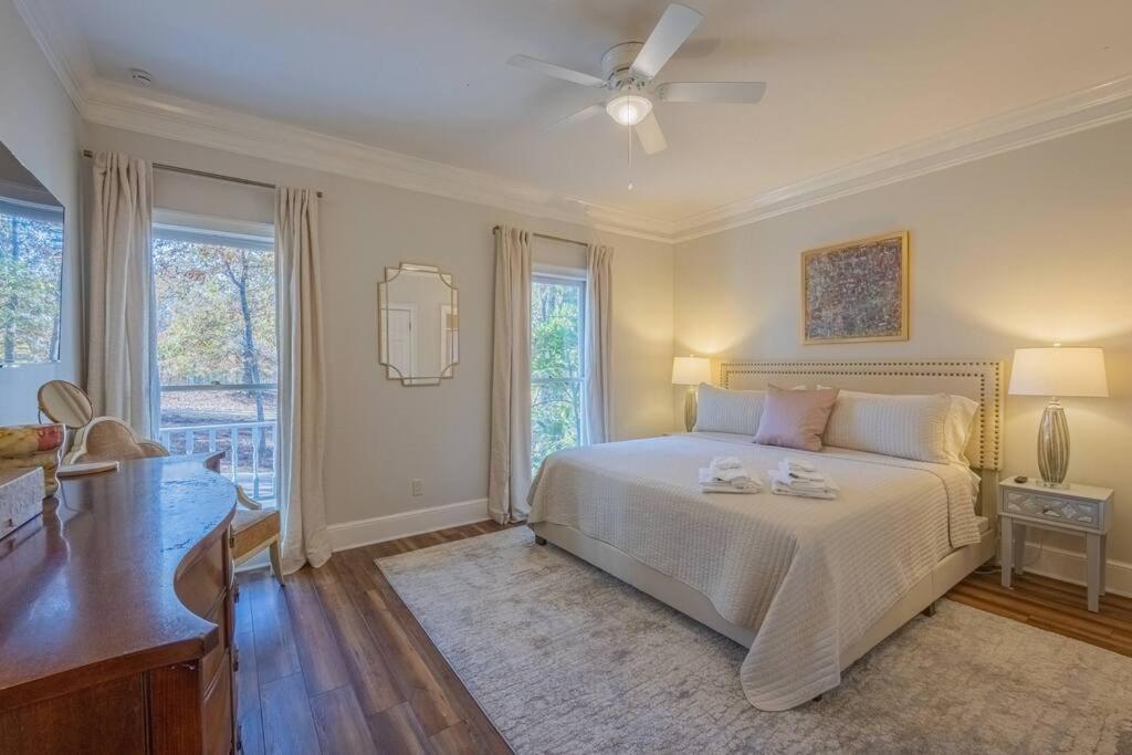 Riverfront Retreat: Luxury Family With Entertainment Galore Villa Athens