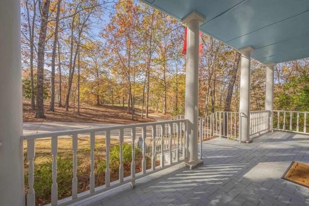Riverfront Retreat: Luxury Family With Entertainment Galore Athens