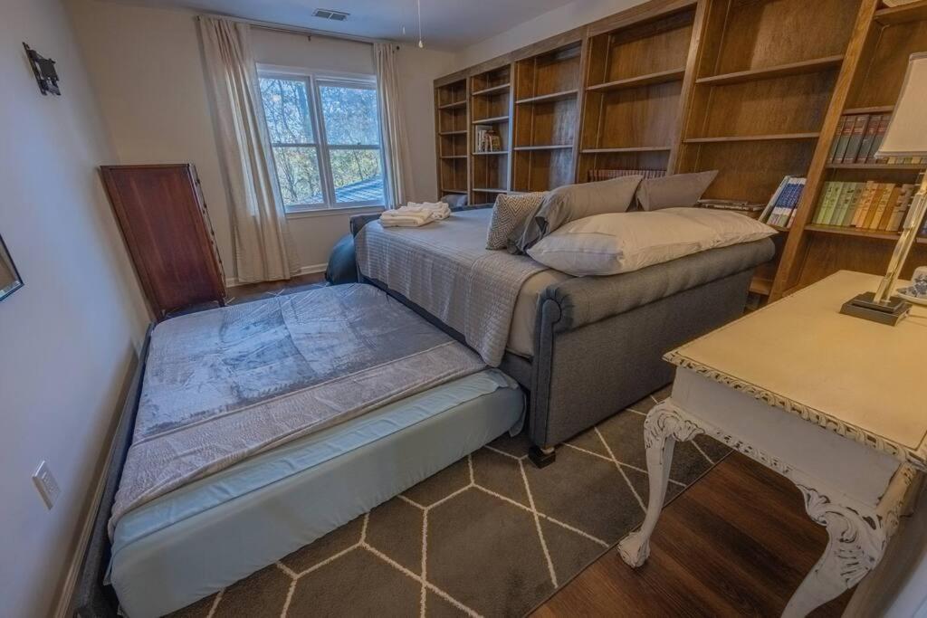 Riverfront Retreat: Luxury Family With Entertainment Galore Athens