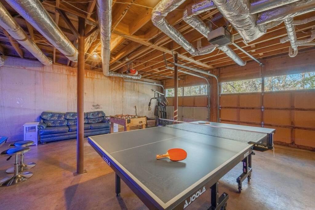 Villa Riverfront Retreat: Luxury Family With Entertainment Galore *
