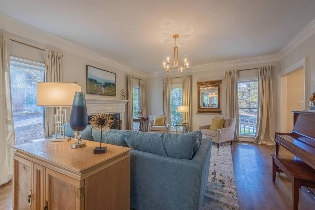 Riverfront Retreat: Luxury Family With Entertainment Galore