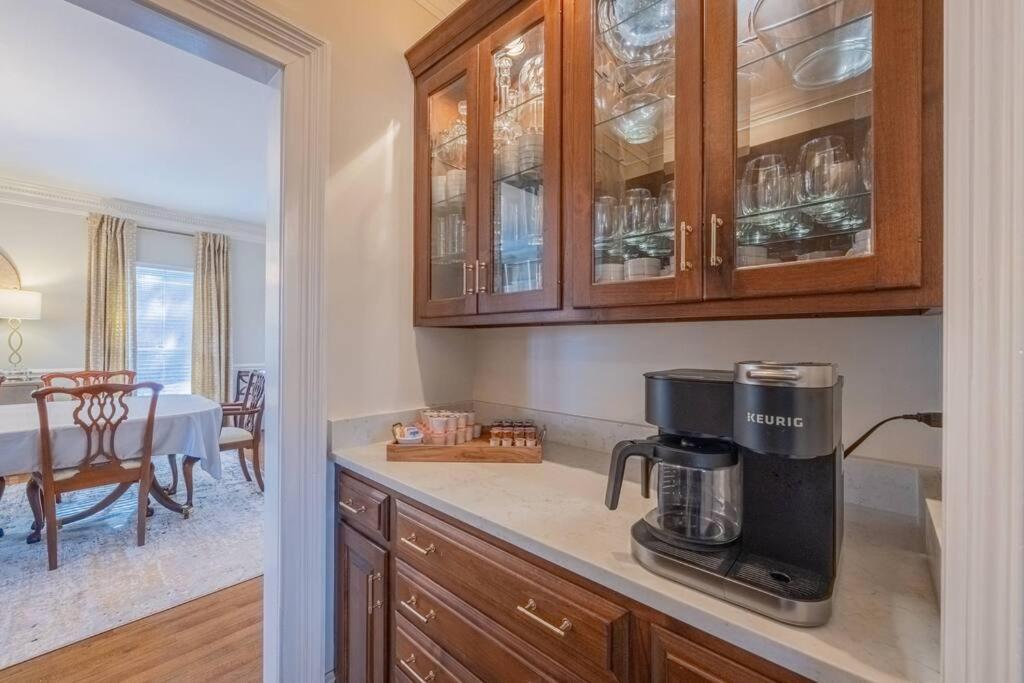 Riverfront Retreat: Luxury Family With Entertainment Galore Villa *