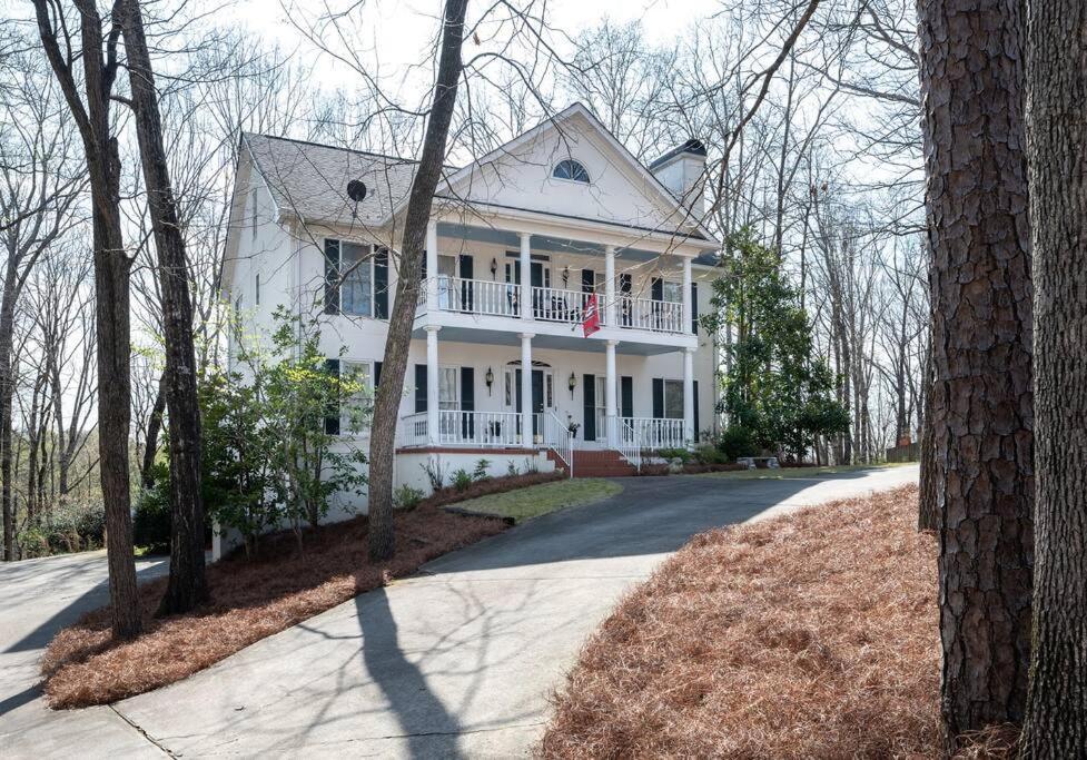 Villa Riverfront Retreat: Luxury Family With Entertainment Galore