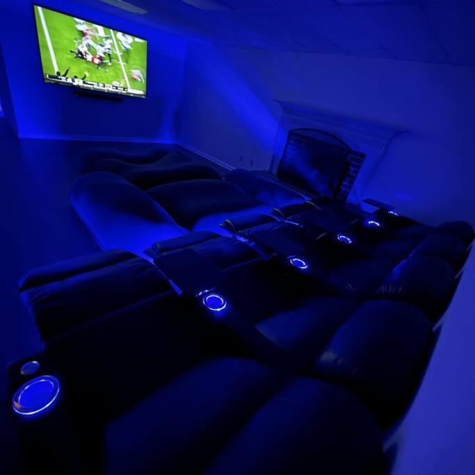Villa Riverfront Retreat: Luxury Family With Entertainment Galore *