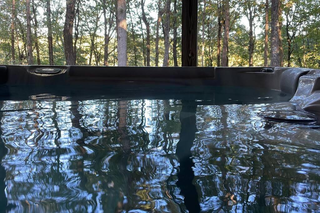 Riverfront Retreat: Luxury Family With Entertainment Galore *