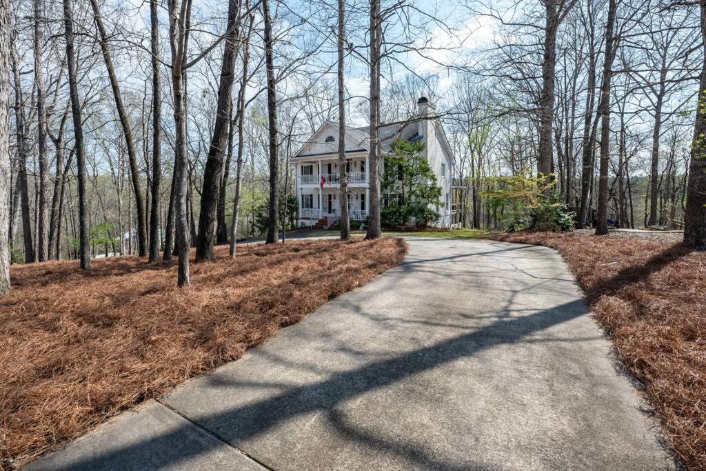 Riverfront Retreat: Luxury Family With Entertainment Galore * Athens