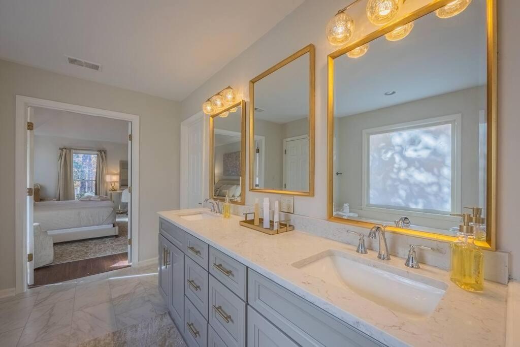 Riverfront Retreat: Luxury Family With Entertainment Galore Athens