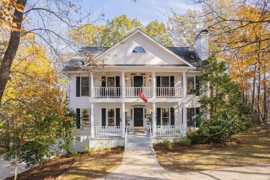 Riverfront Retreat: Luxury Family With Entertainment Galore *