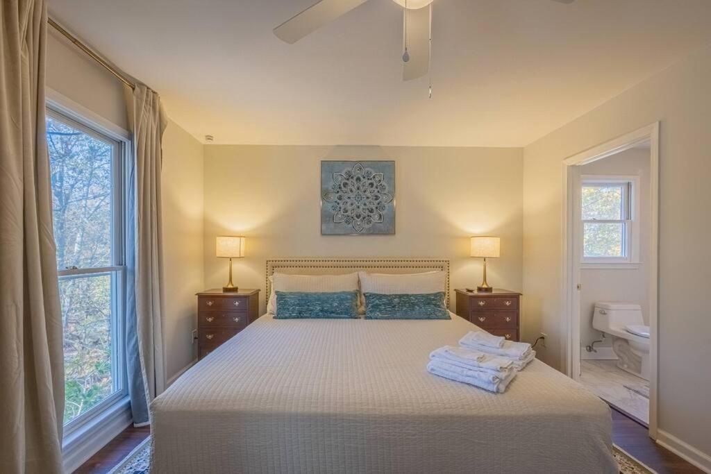 Riverfront Retreat: Luxury Family With Entertainment Galore Villa *