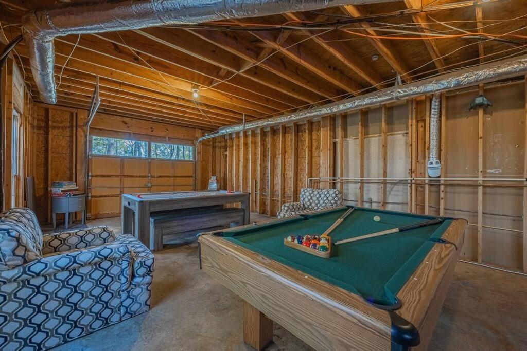 Villa Riverfront Retreat: Luxury Family With Entertainment Galore Athens