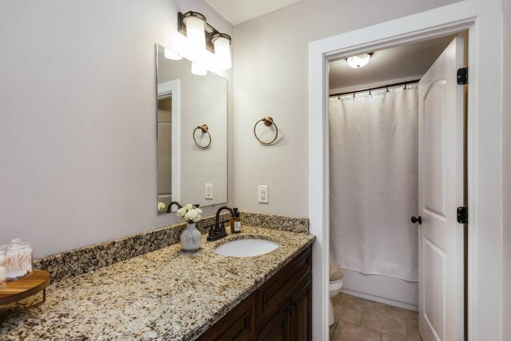 Meet Me In I Beautiful 4-bdrm House I 1 Mile To Dt And Mins To Uga Holiday home *