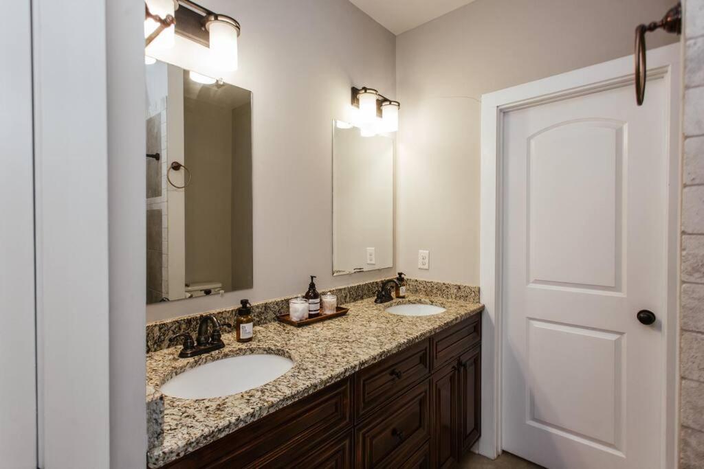 Meet Me In I Beautiful 4-bdrm House I 1 Mile To Dt And Mins To Uga Athens