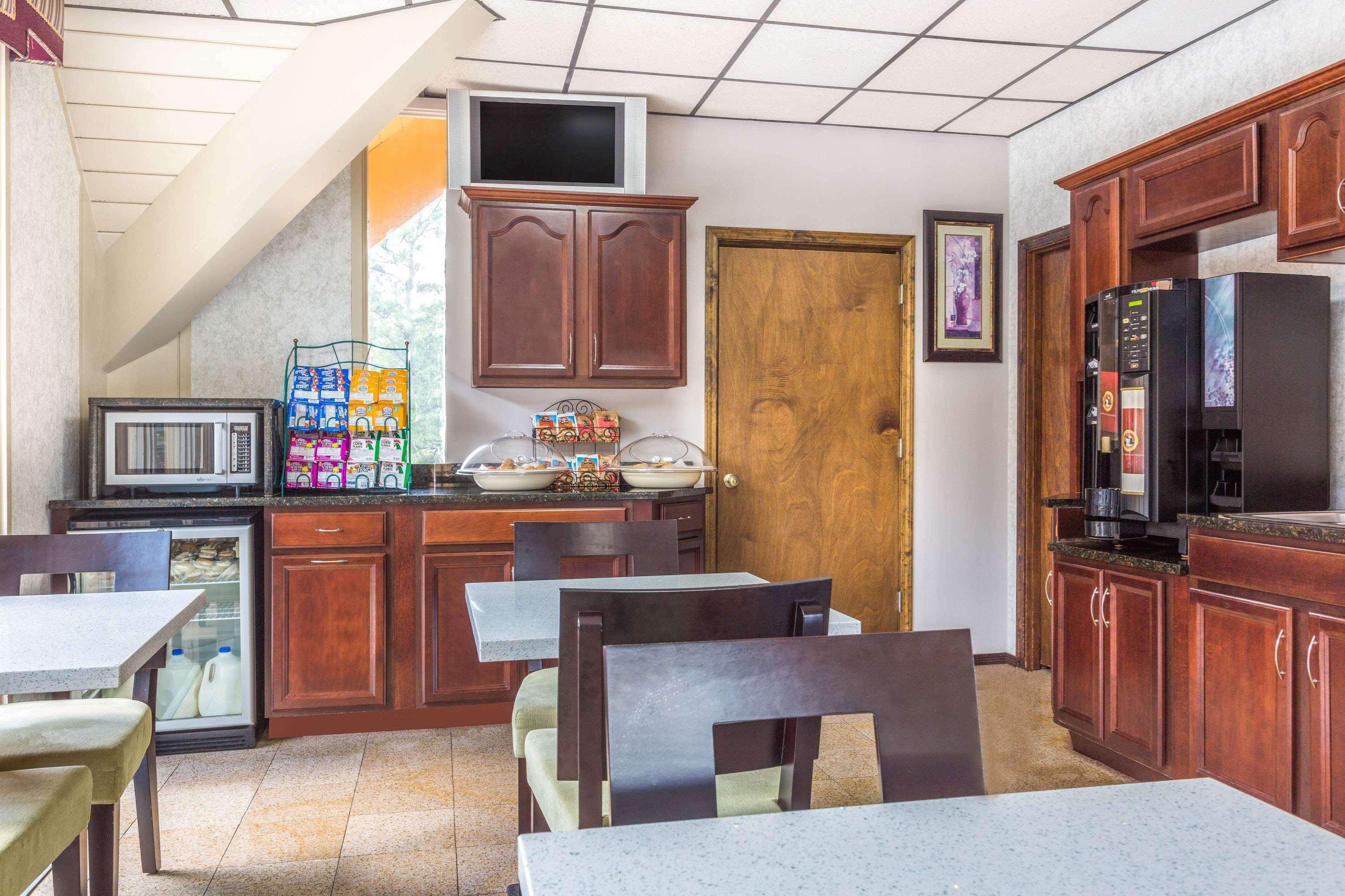 Howard Johnson By Wyndham Hotel