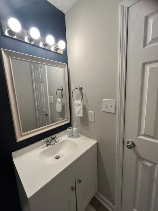 Apartment Memorable And Enjoyable Near The Action In *