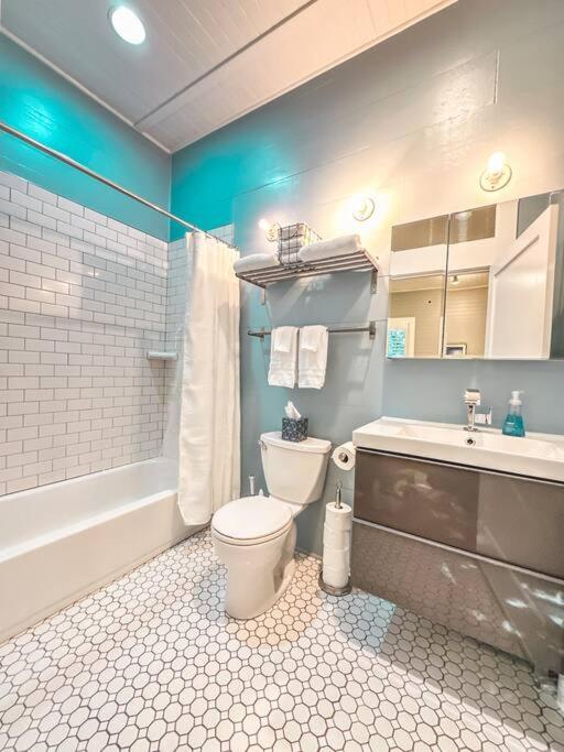 Game Day Gem: Modern + Hot Tub Holiday home *