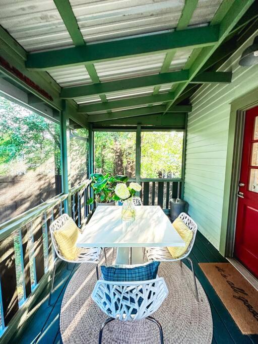 Holiday home Game Day Gem: Modern + Hot Tub *