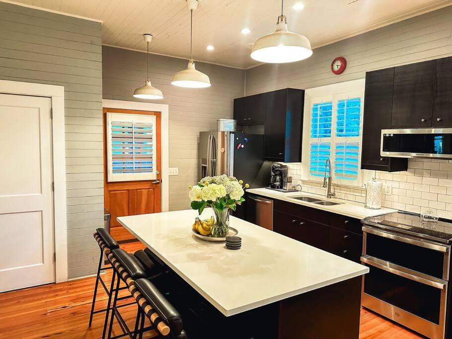 Holiday home Game Day Gem: Modern + Hot Tub *